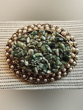 Jade Stone chips Green Gemstone Gold tone Faux Pearl Statement Brooch